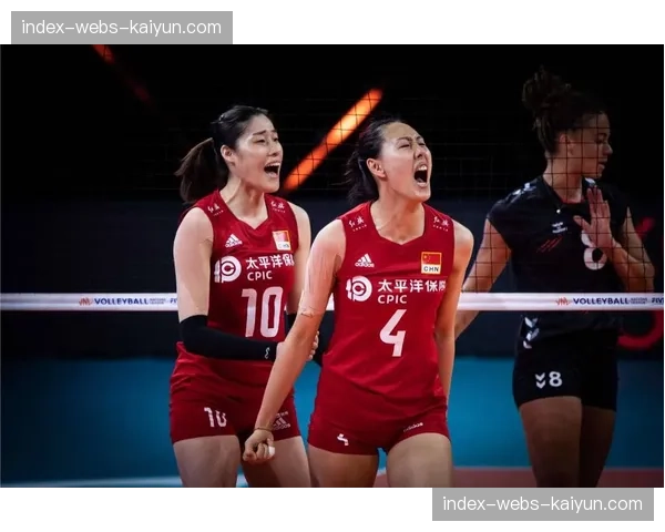 特写：德约科维奇失利后独自留在球场加练发球