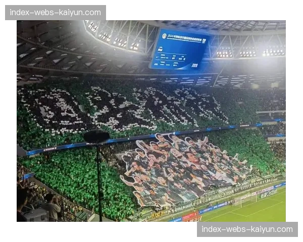 场边花絮：南特球迷巨型TIFO致敬队史传奇