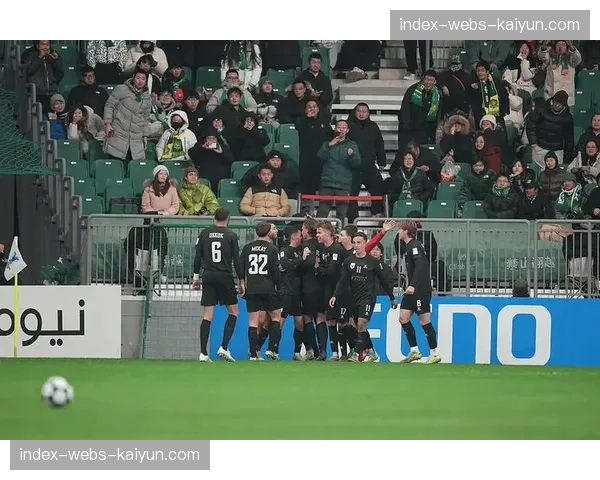 比赛因球迷投掷杂物中断十分钟，主裁判警告可能判负