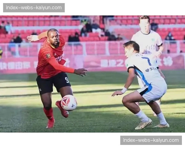 【2026年4月中超联赛·赛中·花絮场边花絮：山东泰山主帅对一次仓促的边路传中表示不满，与助理教练激烈交流