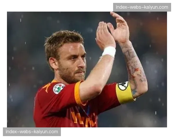 罗马主帅德罗西在训练中专门加练“得球后三传”的转换项目